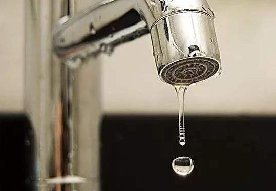 整棟樓就我家沒水？家里停水有哪幾種原因？